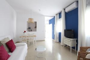 TV a/nebo společenská místnost v ubytování Apartamentos Diaber San Leandro