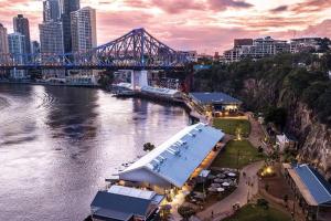 a bridge over a river next to a city at Prime position 1.5 BR w/ view/ parking / roof pool in Brisbane