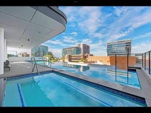 a large swimming pool on the roof of a building at Prime position 1.5 BR w/ view/ parking / roof pool in Brisbane