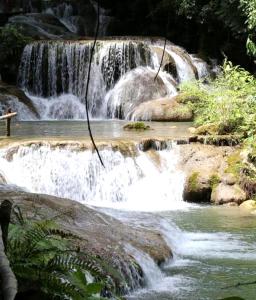 een waterval in het midden van een rivier bij Cabañas Camino Mágico in San Miguel del Puerto +11 foto's