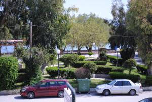 two cars are parked in a parking lot at Pyrassos in Nea Anchialos