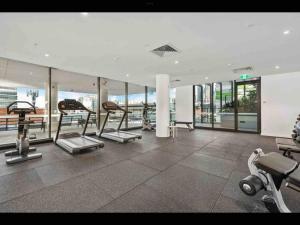 um ginásio com várias passadeiras num edifício em Prime Located Luxe 2 BR Sky Home/Sensational Views em Brisbane