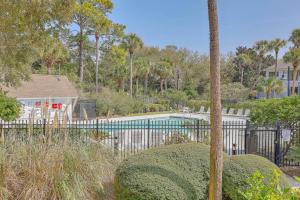 ein Haus mit einem Zaun und einem Pool in der Unterkunft Lagoon Villa 9 - Superb Villa by Pool! Short Walk to Beach in Isle of Palms