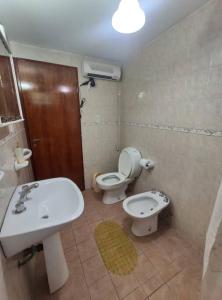 Et badeværelse på Departamento muy amplio y cómodo. Impecable! PB