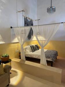 Postel nebo postele na pokoji v ubytování Bonito Loft en centro Histórico de Mérida