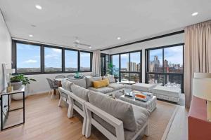 uma sala de estar com um sofá e uma grande janela em New 3 Bed Penthouse Resort style complex em Brisbane