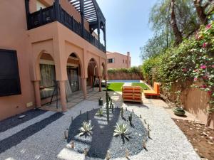 una casa con un cortile con piante di fronte di Villa Dahlia a Marrakech