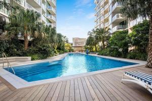 a swimming pool in the middle of a building at Luxe 2bed/2Bath/Park in Newstead in Brisbane