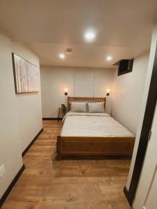 Postel nebo postele na pokoji v ubytování 1-bedroom apartment in Uptown Waterloo