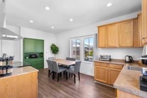 a kitchen with a table and chairs in a room at New 2BR 1BA Retreat With Modern Design in South San Francisco