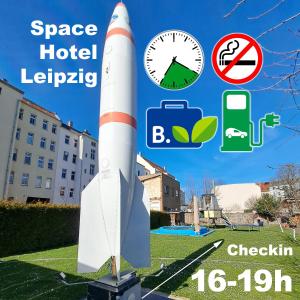 un cohete expuesto en un parque con reloj en Space Hotel im Campus der JvP Schule, en Leipzig