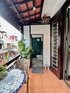 Cette chambre dispose d'un balcon avec une table et de toilettes. dans l'établissement Warm Hanoi, near Hoankiem Lake, 2Brs, Old Quarter, à Hanoï
