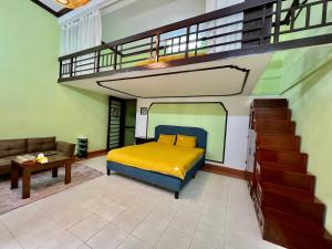 - une chambre avec un lit jaune et un escalier dans l'établissement Warm Hanoi, near Hoankiem Lake, 2Brs, Old Quarter, à Hanoï