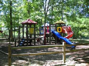 einen Park mit Spielplatz mit Rutsche in der Unterkunft Lake Cumberland's Woodson Bend Resort Condominium in Burnside