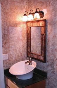 ein Bad mit einem Waschbecken und einem Spiegel in der Unterkunft Lake Cumberland's Woodson Bend Resort Condominium in Burnside