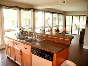 een keuken met een wastafel en een bos ramen bij Lake Cumberland's Woodson Bend Resort Condominium in Burnside