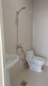 La salle de bains blanche est pourvue de toilettes et d'un lavabo. dans l'établissement استراحة الضيافة, à Al-Jubayl