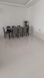 a dining room with a table and chairs at استراحة الضيافة in Al Jubail