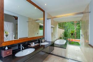 Koupelna v ubytování The Lokha Ubud Resort, Villas & SPA