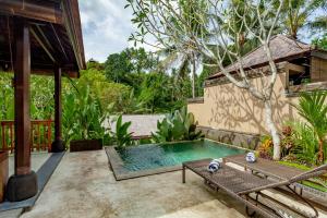 una piscina nel cortile di una casa di The Lokha Ubud Resort, Villas & SPA ad Ubud