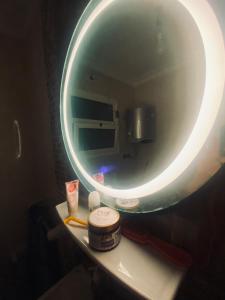 baño con espejo redondo en la encimera en Relax Inn, en New cairo