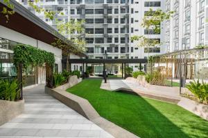 un patio interior de un edificio con césped y plantas en FOX Hotel Glenmarie Shah Alam by The Ascott en Shah Alam