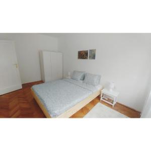 ein kleines Schlafzimmer mit einem Bett in einem Zimmer in der Unterkunft Kennedy apartment in Tošin Bunar