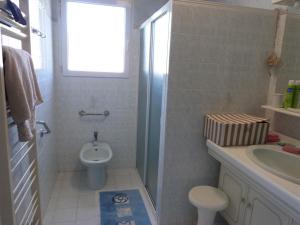 Kúpeľňa v ubytovaní Maison Confortable avec Jardin Clos, Terrasse et Ping-Pong à La Tranche-sur-Mer, Proche Plage - FR-1-194-258