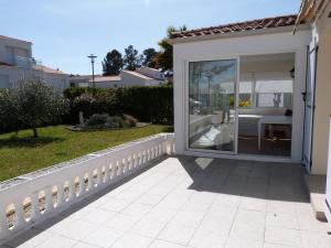 Balkón alebo terasa v ubytovaní Maison Confortable avec Jardin Clos, Terrasse et Ping-Pong à La Tranche-sur-Mer, Proche Plage - FR-1-194-258