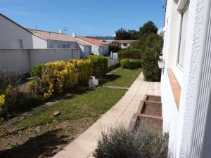 Vonkajšia záhrada v ubytovaní Maison Confortable avec Jardin Clos, Terrasse et Ping-Pong à La Tranche-sur-Mer, Proche Plage - FR-1-194-258