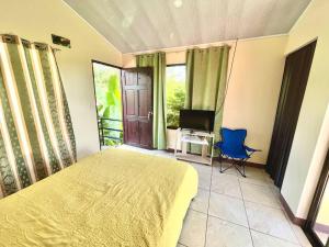 En eller flere senge i et værelse på Apartment Buenos Aires, Puntarenas + 3 billeder