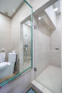 ein Bad mit einer Dusche, einem WC und einem Waschbecken in der Unterkunft Riad Les Nuits De Fès in Fès