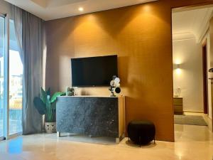卡薩布蘭卡的住宿－Yasmine Plaza CFC，客厅设有壁挂式平面电视。