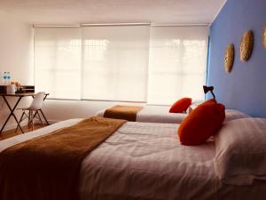 - une chambre avec 2 lits et une fenêtre dans l'établissement CASA CREAZZO 62 - Movistar Arena, à Bogotá