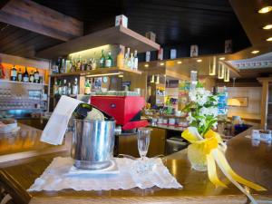 een bar met een fruitpers op een aanrecht in een restaurant bij Hotel Monzoni - San Pellegrino in Passo San Pellegrino