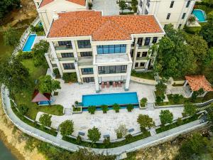 una vista aérea de una casa con piscina en Regal Palace DeRUCCI Resort, en Huizhou