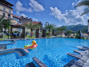 una piscina con un pato de goma en el agua en Regal Palace DeRUCCI Resort, en Huizhou