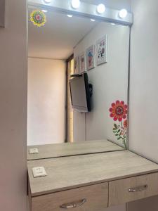 een spiegel bovenop een dressoir in een kamer bij Apartamento de 4 Habitaciones Éxito de Laureles in Medellín