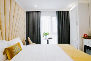 Postel nebo postele na pokoji v ubytování Royal Lotus Hotel