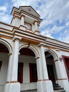 Un edificio con un orologio sul lato. di Palacio Del Cobre a Tepoztlán