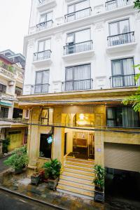 un edificio antiguo con una escalera delante en Royal Lotus Hotel, en Hanói