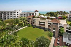 - une vue aérienne sur un complexe avec une grande cour dans l'établissement Pullman Bali Legian Beach, à Legian