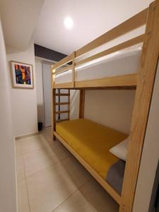 a room with two bunk beds in a room at Departamento Puesta del Sol Gdl in Guadalajara