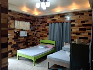 Postel nebo postele na pokoji v ubytování Woodland Inn
