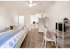 1 dormitorio con 1 cama y escritorio con ordenador en Studio Next do Bond University en Gold Coast