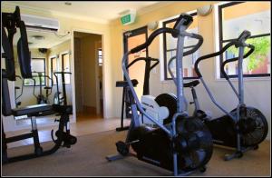 un gimnasio con varias bicicletas estáticas en una habitación en Studio Next do Bond University en Gold Coast