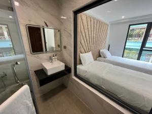 Postel nebo postele na pokoji v ubytování Royal Lotus Hotel