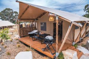 Tenda con griglia su una terrazza in legno di Glamping 148 Tasmania a St Helens Altre 20 foto