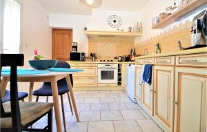 eine Küche mit Holzschränken und einem Tisch in der Unterkunft Amazing Home In St Genies De Malgoires in Saint-Géniès-de-Malgoirès