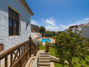 Cette villa dispose d'un balcon et d'une piscine. dans l'établissement Casa Rural la Montañeta, à Santa Lucía